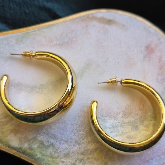 3/$16🎁 90s Style Gold Wide Plastic Hoop Earrings 1.5 Inch - Picture 2 of 7